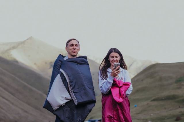 Sac de couchage moto-voyage : compact, étanche et prêt pour l'aventure