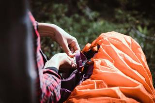 Réparer son sac de couchage : trou, fermeture et tissu abîmé